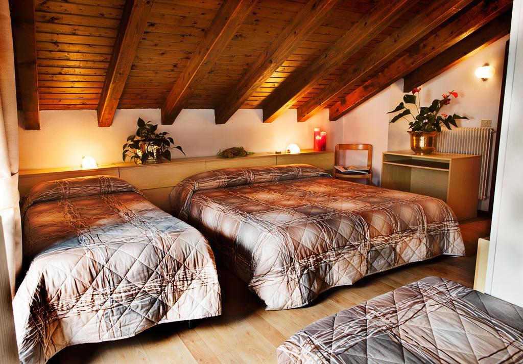 Bed and Breakfast Garni Bonsai Pinzolo Zimmer foto