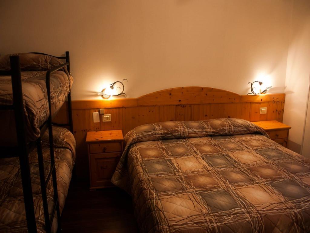 Bed and Breakfast Garni Bonsai Pinzolo Zimmer foto